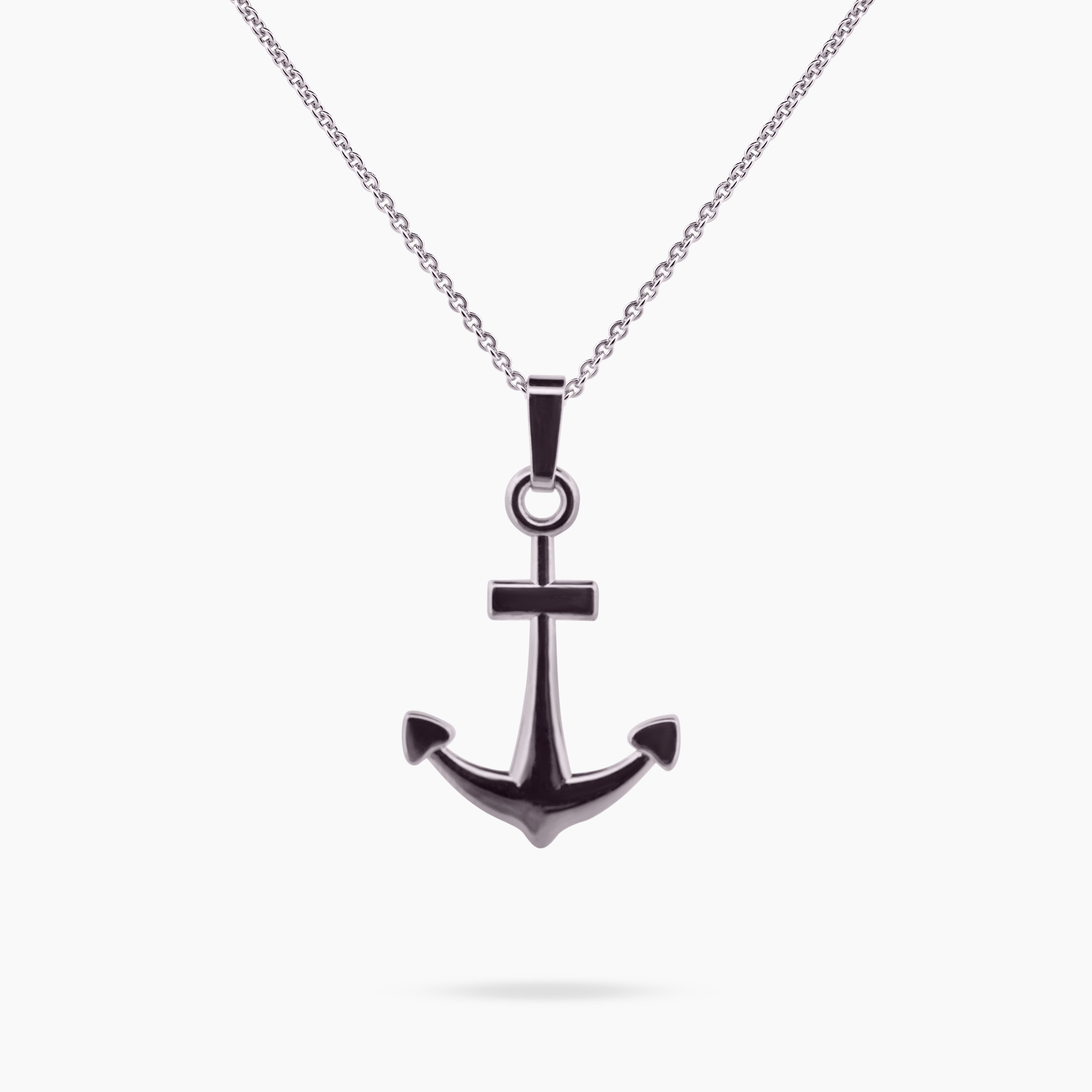 Close-up van kleine anker bedel met hartjeshaken en kruisaccent