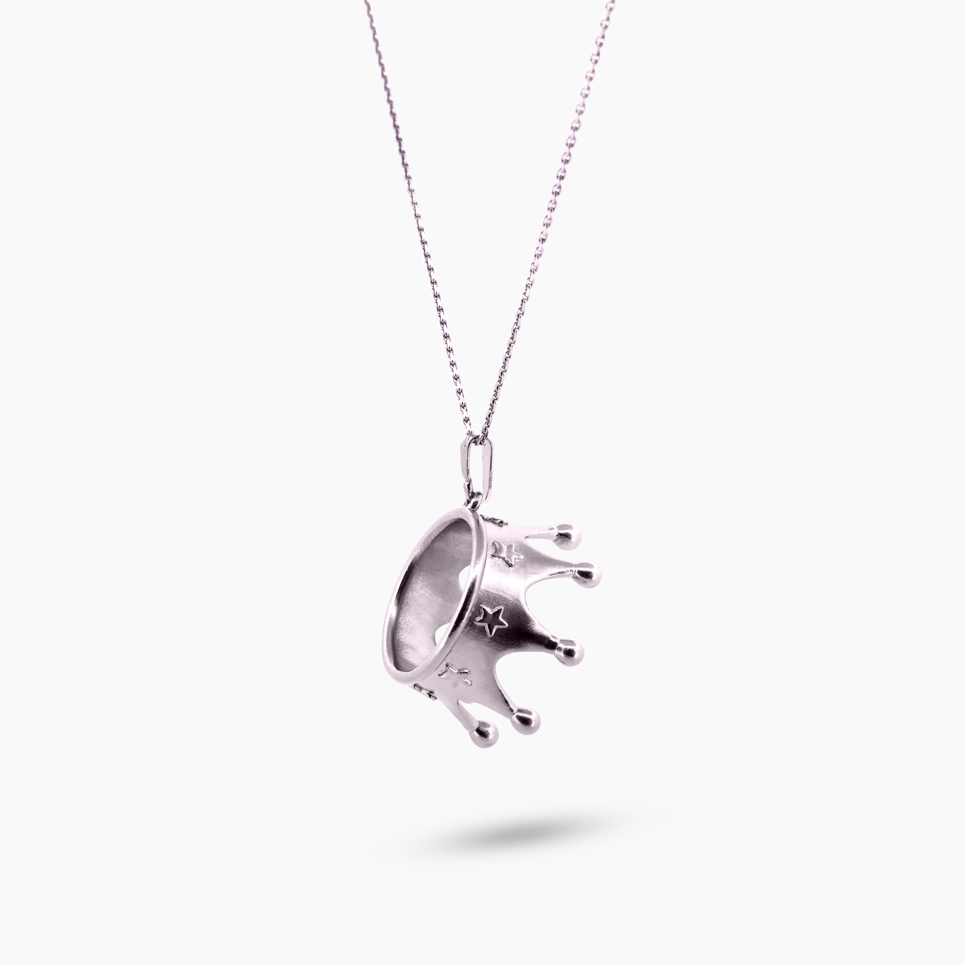 Pinchme bedel kroon hanger aan ketting – stijlvol en krachtig gepresenteerd
