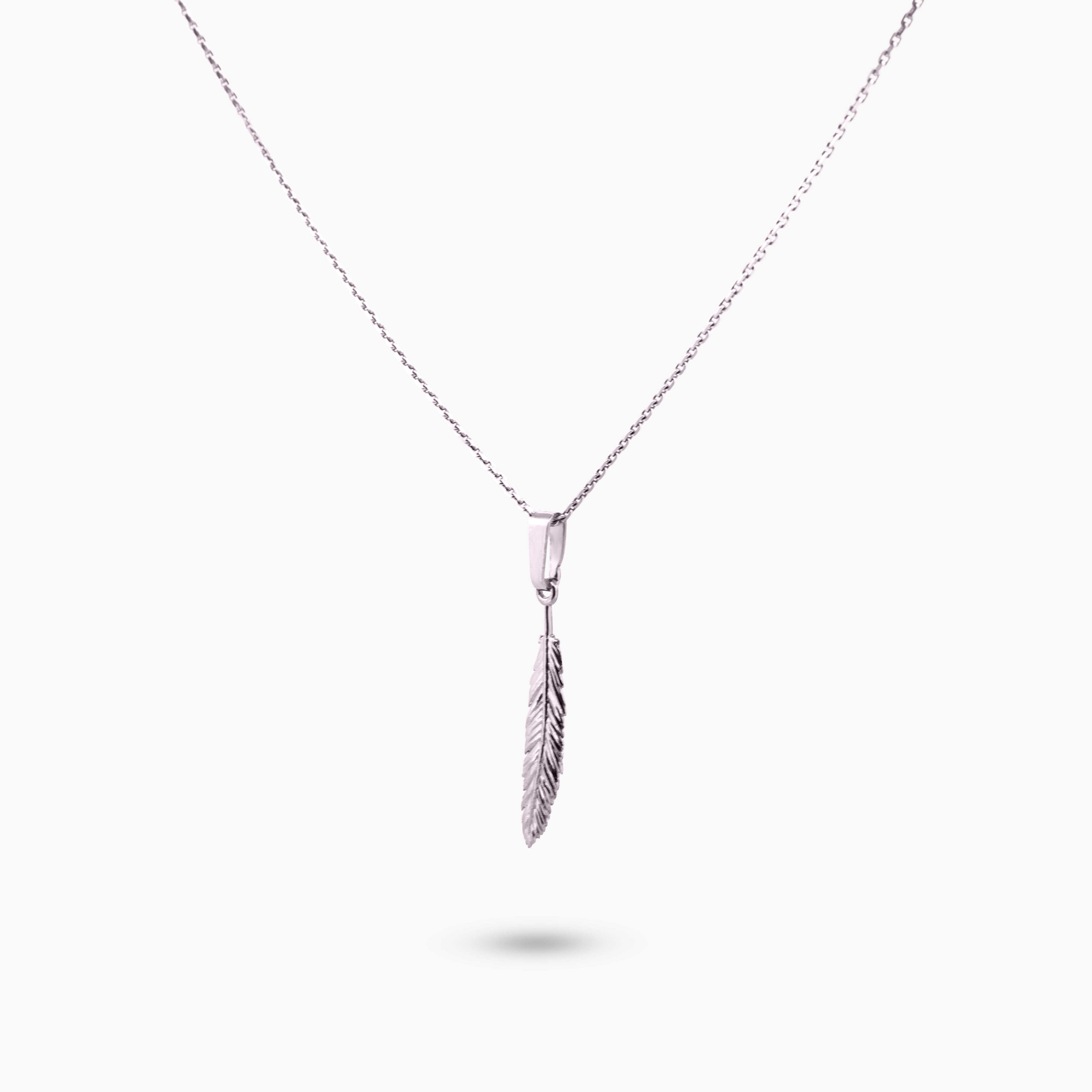 Pinchme bedel middel veer hanger aan een ketting – subtiel gepresenteerd